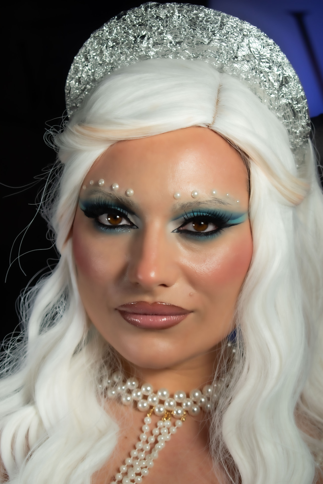 Χρύσα Σφακιανάκη με teal Creative Cut Crease μακιγιάζ